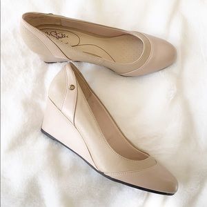 LifeStride Tan/cream DREAMS WEDGE PUMP